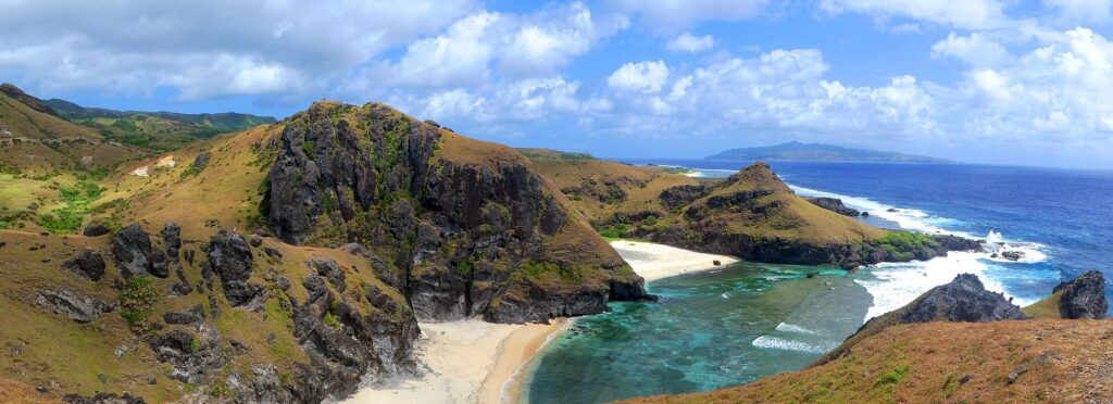 Waves rolling into the coves below the Chamantad-Tiñan viewpoint, Sabtang
