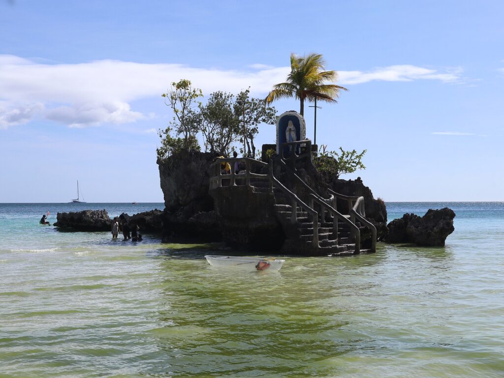 Willy's Rock with its small Marian grotto, off White Beach Station 1
