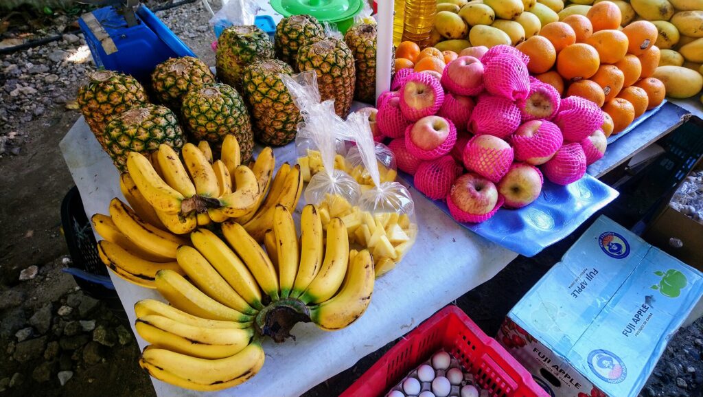Fresh mangoes, bananas and pineapples at a fruit stand near Puka Beach