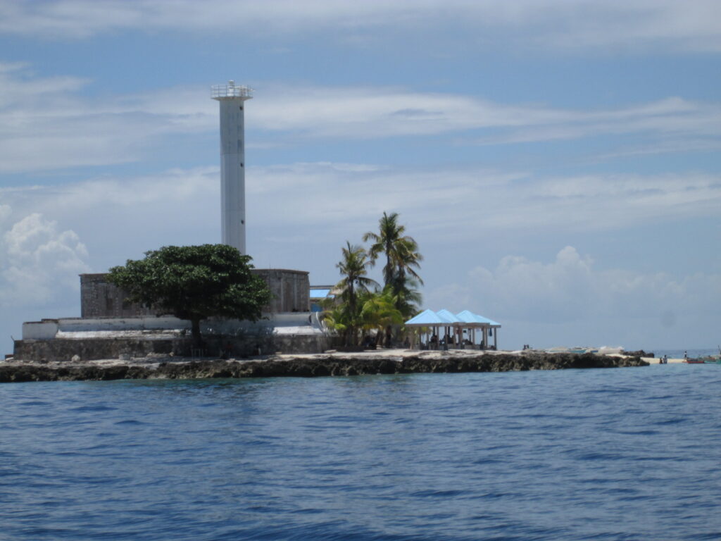 Approaching Capitancillo: lighthouse, trees and cabanas