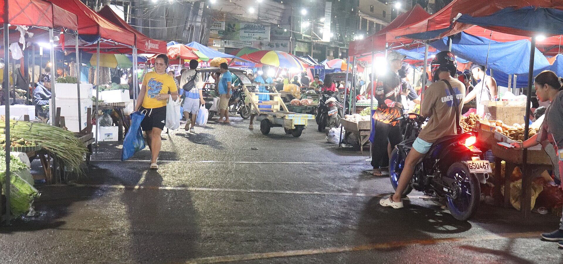 Shoppers and stalls at the Carbon Night Market in Cebu City, a good place to practise a few words of Bisaya