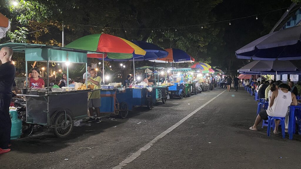 Evening food stalls at Rizal Plaza