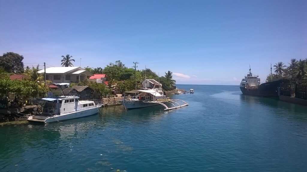 Boats moored along the river mouth, seen from Suba bridge