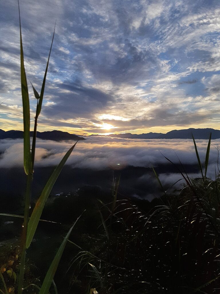 Sunrise over the sea of clouds from the Kiltepan viewpoint